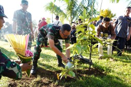 Peringati Hari Bakti ke 68, Pangdam IX/Udayana Bersama Forkopimda Tanam Ribuan Pohon