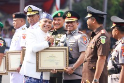 Kapolrestabes Surabaya Terima Penghargaan di HJKS ke-732 Wujud Dedikasi Jogo Suroboyo