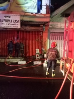 Diduga Akibat Korsleting Listrik, Toko Kue Dijalan Raden Patah Sidoarjo Terbakar