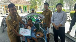 Di Kedung Wonokerto Warga KPM Sakit Lumpuh Terima BLT-DD
