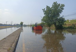 Banjir Cukup Parah Akibat Hujan, Jalan Porong Sidoarjo Sempat Tutup Total