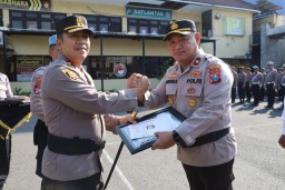 Wujud Apresiasi Kinerja dan Motivasi, Kapolres Pelabuhan Tanjung Perak Beri Penghargaan Anggota Berprestasi