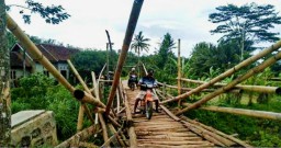 Kepala Pekon Sudah Berupaya, Jembatan Lubuk Kutila Masih Rusak