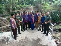 Kodim 1614/Dompu Serahkan Jembatan Hasil Karya Bakti di Desa Mumbu
