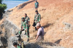 Dandim Kupang Berlayar dengan Perahu Kayu demi Sumber Air Bersih Pulau Tikus