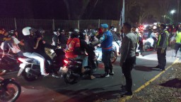 Humanis, Polisi Berhasil Bubarkan Pesilat yang Tutup Akses Jalan Malang - Blitar