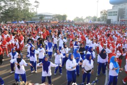 Ribuan Warga Meriahkan Olahraga Bersama Hari Bhayangkara ke - 79 di Stadion Kanjuruhan Malang