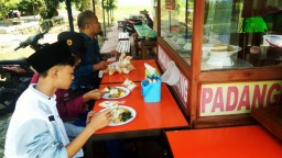 Warung Padang Milik Perangkat Desa Ini Tiap Tanggal 10 Gelar Makan Gratis Bagi Anak Yatim Piatu