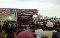 Pagelaran Seni Tari Kuda Kepang Mewarnai Hut Pekon Gumukmas yang Ke 95 Tahun