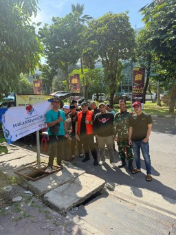 SMM Gelar Makan Siang Gratis di Depan Halaman Valhalla, Jalan Kombespol Duriat Surabaya
