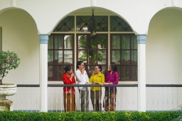 Hotel Majapahit Surabaya Hadirkan “Women in Kebaya: Weaving Heritage Through Batik