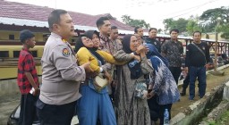 Polres Tanggamus Ambil Sampel DNA dan Dampingi Keluarga Diduga Orang Tua dari Jenazah Tanpa Kepala di Pantai Limau