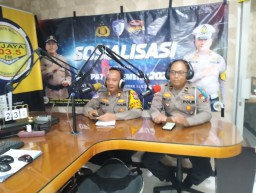 Bersama Media Satlantas Polres Pelabuhan Tanjung Perak Gencarkan Sosialisasi Operasi Patuh Semeru 2025