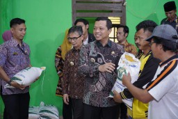 Bupati Pringsewu Tinjau Penyaluran Bantuan Pangan Di Dua Pekon