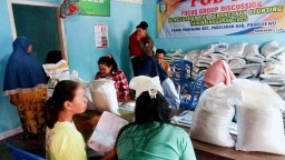 Pemerintah Desa Pamenang Salurkan Bantuan Sosial Kepada 379 Keluarga Penerima Manfaat (kpm)