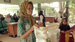 202 Warga Terima Bantuan Beras di Kantor Desa Tlasih 