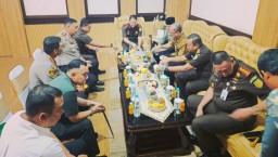 Kalapas Sidoarjo Hadiri Kunjungan Kajati Jatim dan Penyerahan Surat Ketetapan RJ di Kejari Sidoarjo