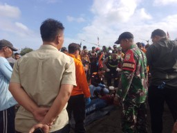 Sinergi TNI - Polri dan Tim SAR, Kodim 1617/Jembrana kerahkan 80 Prajurit Bantu evakusi Korban Tenggelamnya KMP TPJ