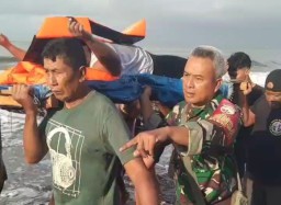 Sinergi TNI - Polri dan Tim SAR, Kodim 1617/Jembrana kerahkan 80 Prajurit Bantu evakusi Korban Tenggelamnya KMP TPJ di S