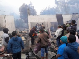 Kebakaran di Pasar Oinlasi: Babinsa Sigap Evakuasi Jenazah Korban