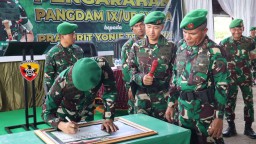 Pangdam IX/Udayana, Didampingi Danrem 161/WS; Gelar Upacara Penyerahan Jabatan Komandan Batalyon TP 834/WM
