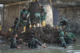 Korem 162/Wira Bhakti Gelar Korve Sampah Pasca Banjir di Kota Mataram