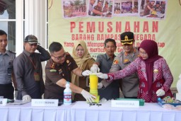 Hadiri Pemusnahan Barang Bukti, Kapolres Pringsewu : Wujud Transparansi Penegakan Hukum