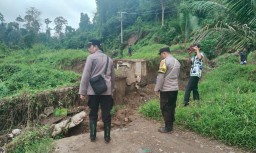 Kapolsek Wonosobo Tinjau Jembatan Rusak Akibat Banjir di Pekon Sanggi Penghubung Atar Lebar