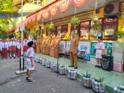 Rutin Hari Senin Upacara Bendera SDN Kaliasin V / 284 Surabaya, Berjalan Lancar dan Hikmad