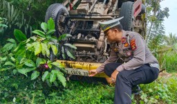 Sat Lantas Polres Tanggamus Identifikasi dan Olah TKP Kecelakaan Truk Rem Blong di Sedayu