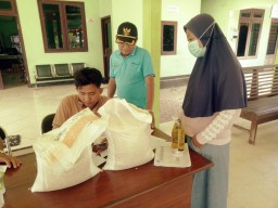210 Warga di Kedung Kembar Terima Beras Bantuan 