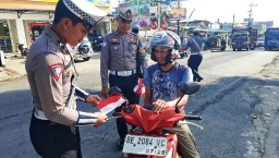 Satlantas Polres Tanggamus Bagikan 100 Bendera Merah Putih di Rest Area Gisting