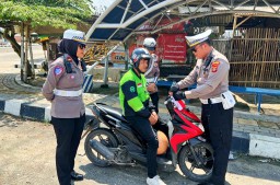 Sambut HUT RI ke-80, Polres Pringsewu Bagikan Bendera Merah Putih ke Pengendara