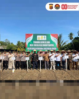 Sinergi Polres Tanjung Perak dan Santri Ponpes Al Fitrah, Tanam Jagung Dukung Ketahanan Pangan Nasional