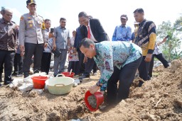 Bupati Pringsewu Letakkan Batu Pertama Pembangunan Gereja HKBP Podosari