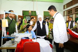 Gubernur Khofifah Bersama Murid SMA/SMK/SLB se Jatim Jahit Bendera Merah Putih Terpanjang