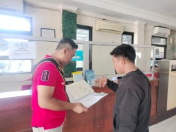 Sambut HUT RI ke-80, Samsat Surabaya Utara Hadirkan Suasana Merah Putih di Layanan Pajak Kendaraan