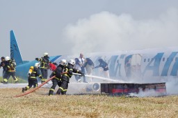 BANDARA JUANDA GELAR AIRPORT EMERGENCY EXERCISE 27 AGUSTUS, PARA PENGGUNA JASA DIMOHON UNTUK TIDAK PANIK