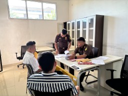 KEJAKSAAN NEGERI PRINGSEWU LAKSANAKAN PENYERAHAN TERSANGKA DAN BARANG BUKTI (TAHAP 2) PERKARA KORUPSI