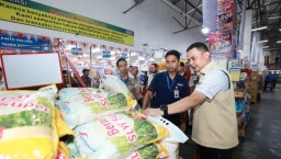 Gerakan Pangan Murah, Polda Jatim Gandeng Bulog Salurkan 2 Ton Beras Rp 11 ribu