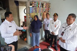 Sidak Bedah Warung Rakyat, Bupati Subandi : Tahun Depan Anggarannya Dinaikkan