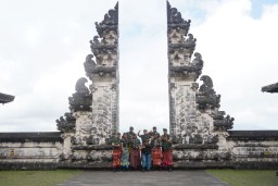 Pangdam IX/Udayana Laksanakan Wisata Religi Ke Pura Sad Kahyangan Lempuyang