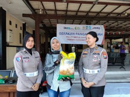 Samsat Surabaya Utara Gelontor 2 Ton Beras SPHP Ratusan Wajib Pajak Sambut Gembira