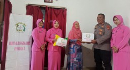 Polsek Sumberejo dan Bhayangkari Kunjungi Nenek Samiyem Korban Tercebur Sumur