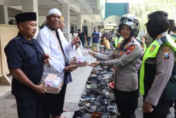 Polwan Polres Pelabuhan Tanjung Perak Gelar Patroli Harkamtibmas dan Jum’at Berkah Rayakan HUT ke-77
