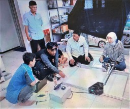 Tim PKM Unitomo dan Untag Hadirkan Inovasi Mesin Robot Motif Batik untuk IRT Batik Namiroh Sidoarjo