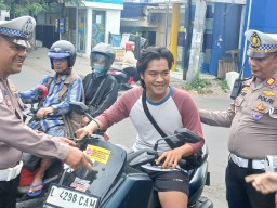 Satlantas Polres Pelabuhan Tanjung Perak Gencarkan Sosialisasi Tertib Lalu Lintas di Akses Suramadu