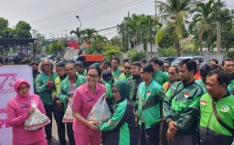 Bhayangkari Cabang Tuban, Gelar Baksos ,Berbagi 200 Kotak Nasi Di Terminal Parkir Wisata Sunan Bonang