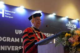 UPH Kampus Surabaya Resmi Kukuhkan 216 Wisuda 2025