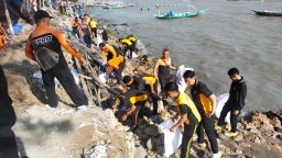 Peringati World Cleanup Day 2025, Polres Pelabuhan Tanjung Perak Bersihkan Pesisir Pantai Tambak Wedi